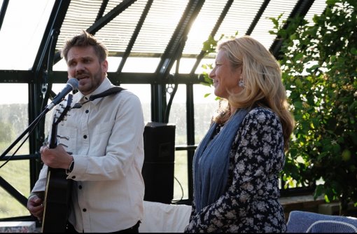 Vingespennet til Stange Gård med konsertforestillingen «la oss omfavn alt vi glemt og forlot»